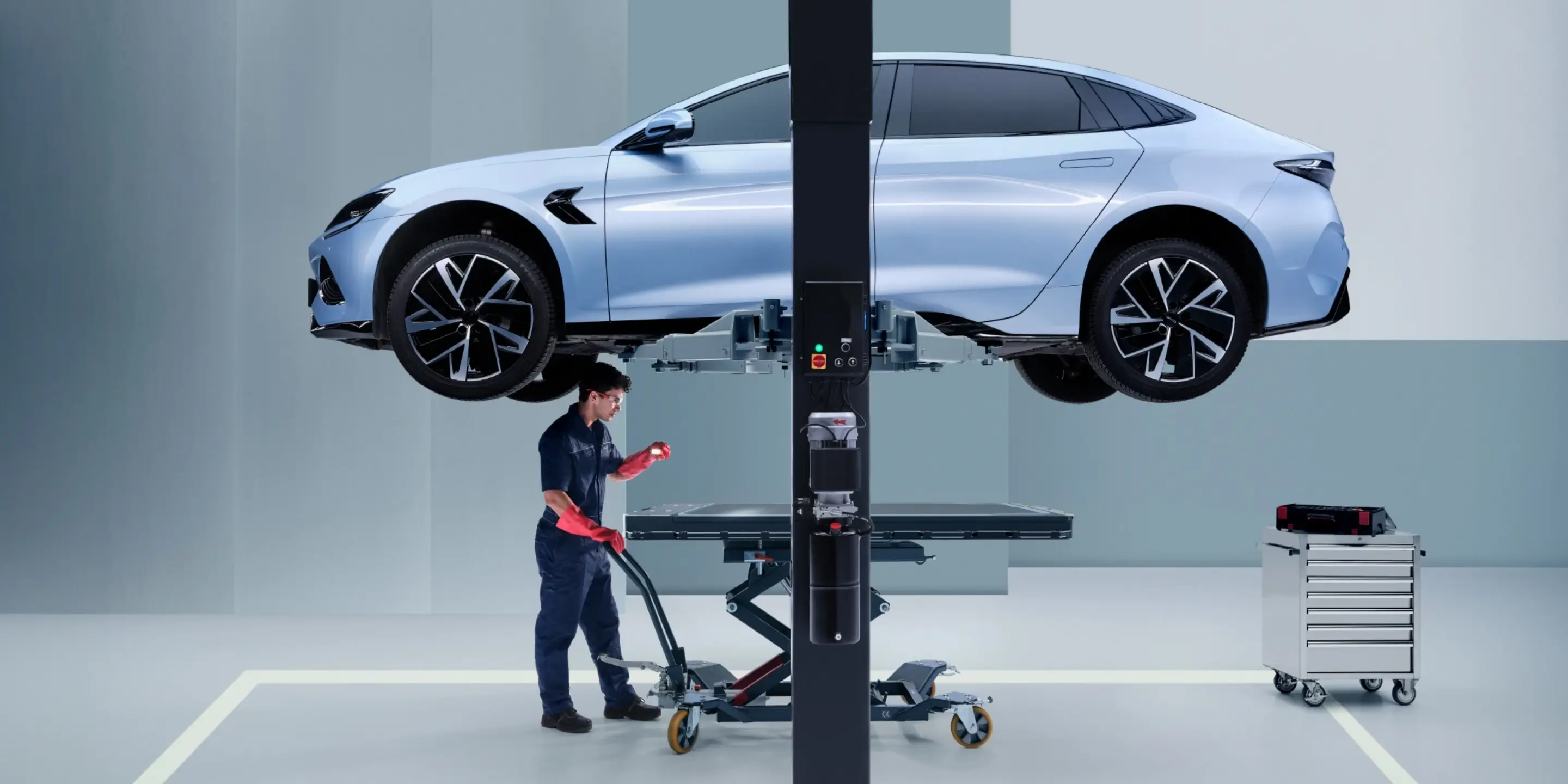 Mecânico revisando carro BYD